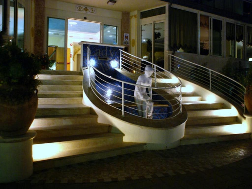Hotel Lady Mary มิลาโน แมริตทิมา ภายนอก รูปภาพ